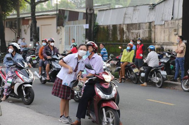 Bắt đầu giờ làm bài môn Ngoại ngữ vào lớp 10 TP.HCM: Phụ huynh đội nắng ngóng con! - Ảnh 97. Bắt đầu giờ làm bài môn Ngoại ngữ vào lớp 10 TP.HCM: Phụ huynh đội nắng ngóng con! - Ảnh 97.