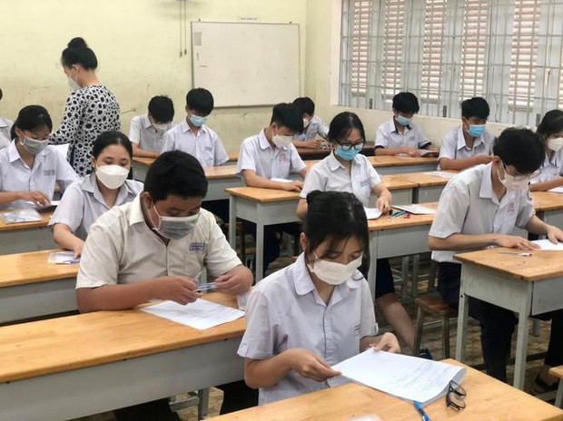 Bắt đầu giờ làm bài môn Ngoại ngữ vào lớp 10 TP.HCM: Phụ huynh đội nắng ngóng con! - Ảnh 65. Bắt đầu giờ làm bài môn Ngoại ngữ vào lớp 10 TP.HCM: Phụ huynh đội nắng ngóng con! - Ảnh 65.