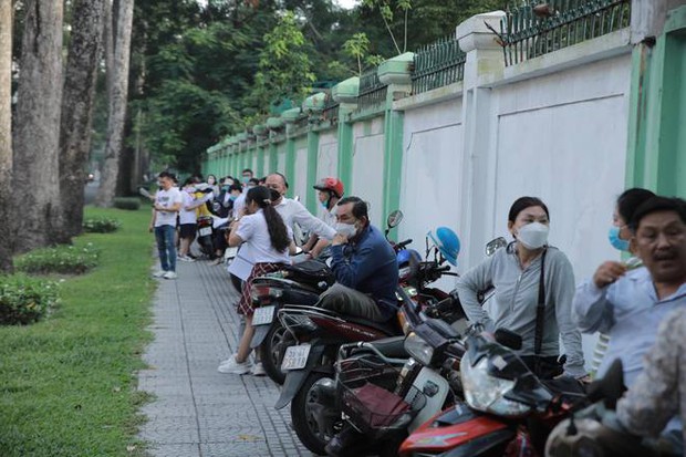 Bắt đầu giờ làm bài môn Ngoại ngữ vào lớp 10 TP.HCM: Phụ huynh đội nắng ngóng con! - Ảnh 85. Bắt đầu giờ làm bài môn Ngoại ngữ vào lớp 10 TP.HCM: Phụ huynh đội nắng ngóng con! - Ảnh 85.