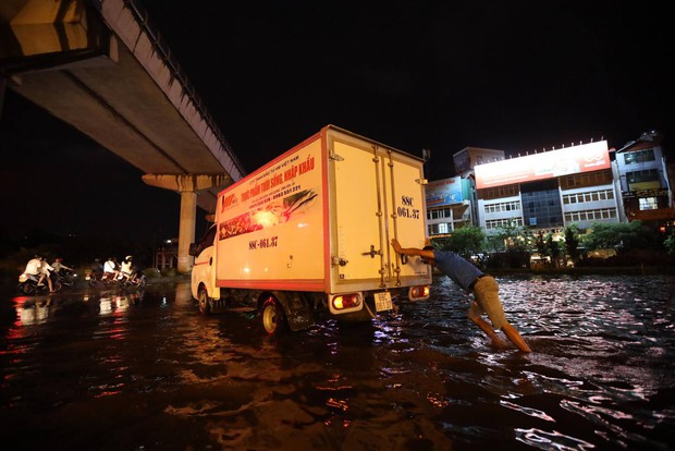 Toàn cảnh phố phường Hà Nội sau trận mưa lớn tối 13/6: Ngập đến nửa người, người dân vất vả lội nước tìm đường về nhà lúc nửa đêm - Ảnh 11.