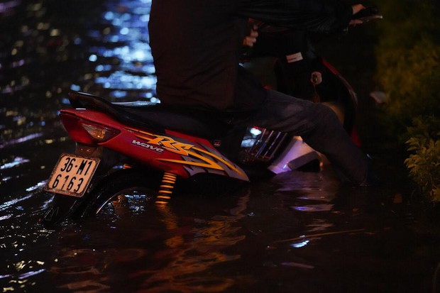 Toàn cảnh phố phường Hà Nội sau trận mưa lớn tối 13/6: Ngập đến nửa người, người dân vất vả lội nước tìm đường về nhà lúc nửa đêm - Ảnh 5.