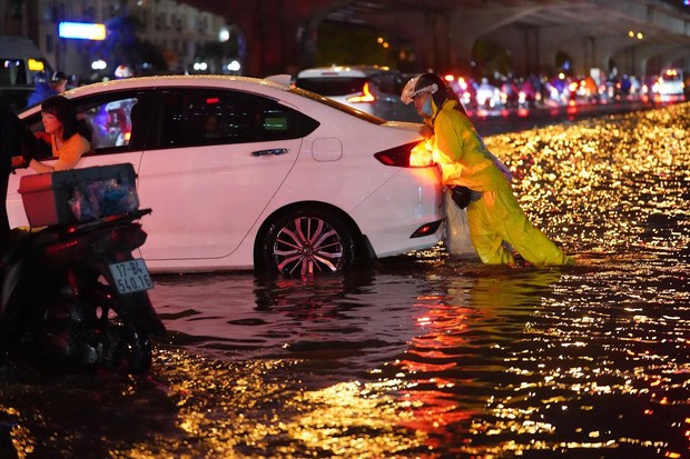 Toàn cảnh phố phường Hà Nội sau trận mưa lớn tối 13/6: Ngập đến nửa người, người dân vất vả lội nước tìm đường về nhà lúc nửa đêm - Ảnh 7.