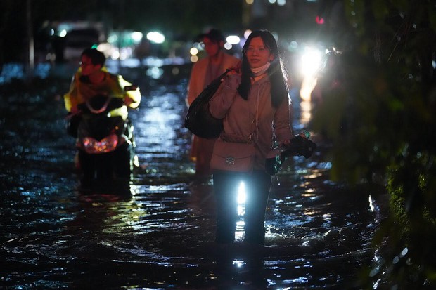 Toàn cảnh phố phường Hà Nội sau trận mưa lớn tối 13/6: Ngập đến nửa người, người dân vất vả lội nước tìm đường về nhà lúc nửa đêm - Ảnh 10.