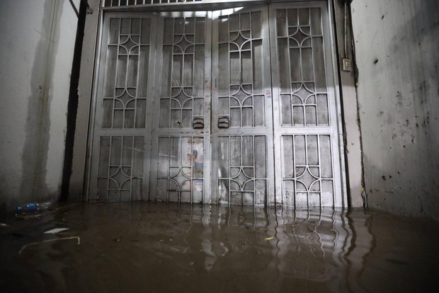 Toàn cảnh phố phường Hà Nội sau trận mưa lớn tối 13/6: Ngập đến nửa người, người dân vất vả lội nước tìm đường về nhà lúc nửa đêm - Ảnh 14.