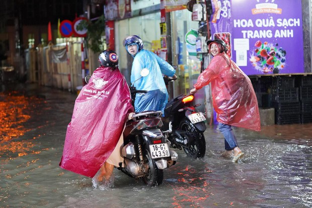 Toàn cảnh phố phường Hà Nội sau trận mưa lớn tối 13/6: Ngập đến nửa người, người dân vất vả lội nước tìm đường về nhà lúc nửa đêm - Ảnh 15.