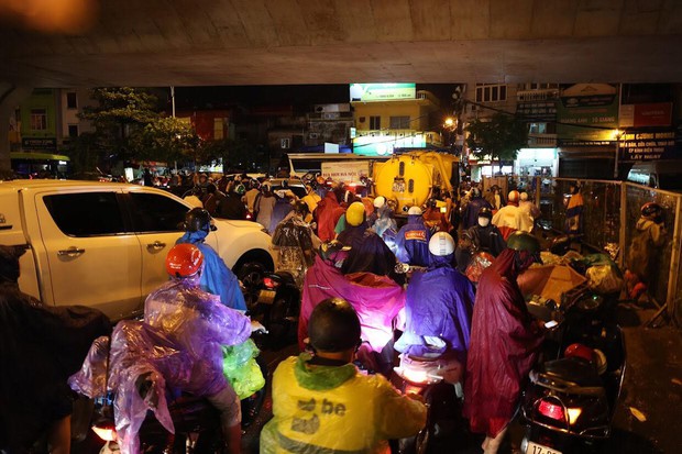 Toàn cảnh phố phường Hà Nội sau trận mưa lớn tối 13/6: Ngập đến nửa người, người dân vất vả lội nước tìm đường về nhà lúc nửa đêm - Ảnh 2.