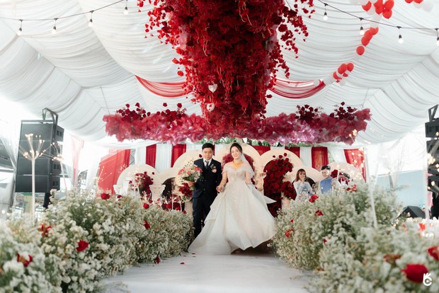 Hé lộ không gian siêu đám cưới hoành tráng của ngọc nữ gen Z Đồng Nai: Hơn 2 tấn hoa, ekip trang trí hơn 100 người! - Ảnh 5.