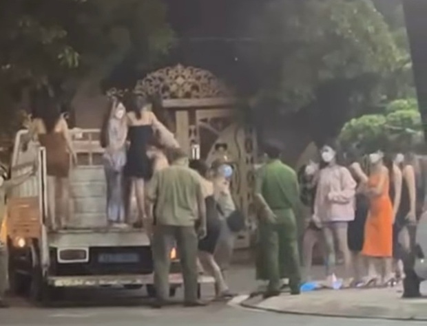 Công an kiểm tra hàng loạt quán karaoke ở TP Dĩ An - Ảnh 1. Công an kiểm tra hàng loạt quán karaoke ở TP Dĩ An - Ảnh 1.