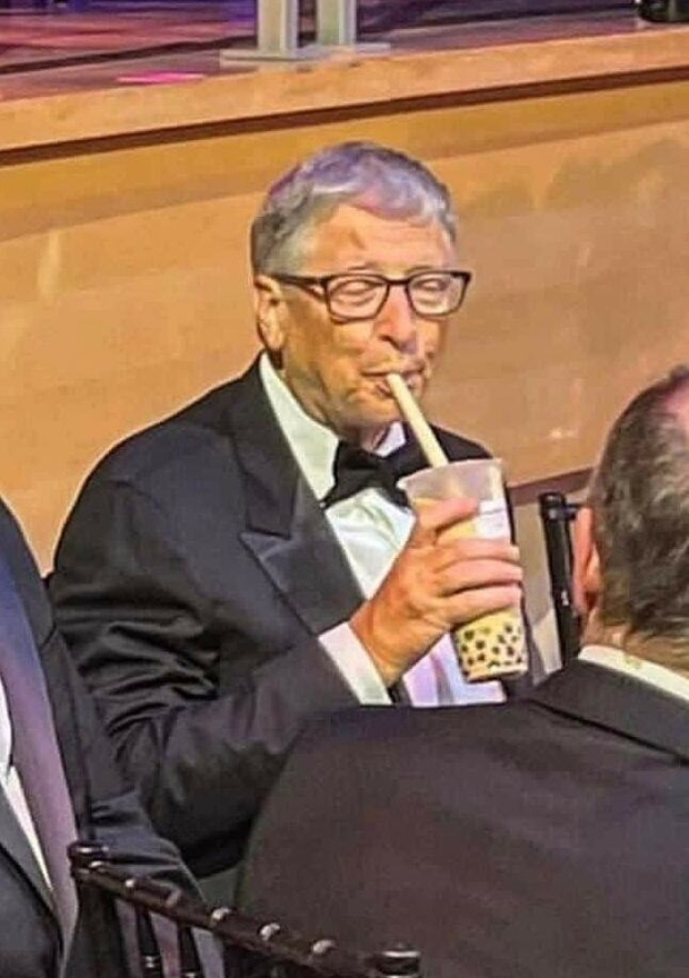 Không chỉ Bill Gates mới thích trà sữa trân châu, nhiều tỷ phú khác cũng say mê đồ uống bình dân không kém: Elon Musk nghiện cà phê, Warren Buffett uống 5 lon Coca/ngày - Ảnh 1.