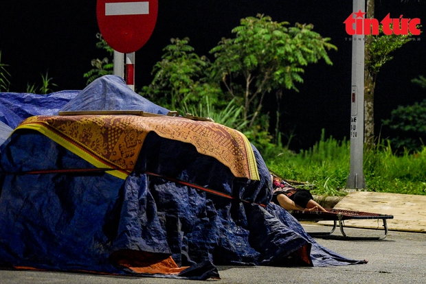 Người dân quây màn ngủ dưới lòng đường để canh lúa, bất chấp nguy cơ tai nạn giao thông - Ảnh 4.