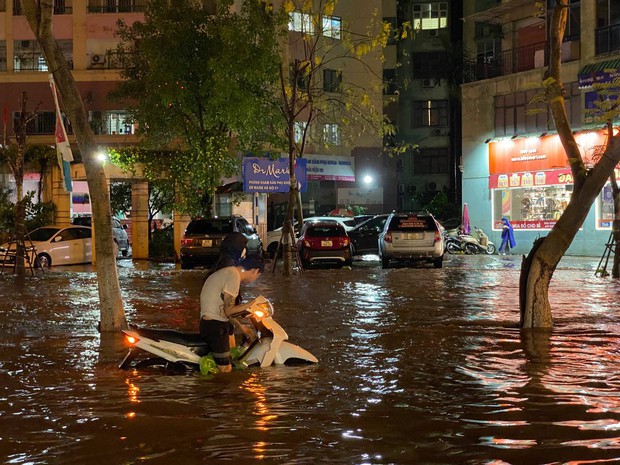 Toàn cảnh phố phường Hà Nội sau trận mưa lớn tối 13/6: Ngập đến nửa người, người dân vất vả lội nước tìm đường về nhà lúc nửa đêm - Ảnh 18.