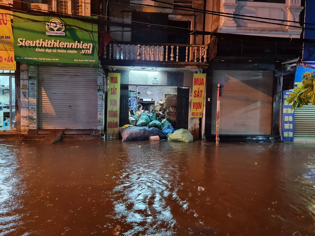 Toàn cảnh phố phường Hà Nội sau trận mưa lớn tối 13/6: Ngập đến nửa người, người dân vất vả lội nước tìm đường về nhà lúc nửa đêm - Ảnh 20.