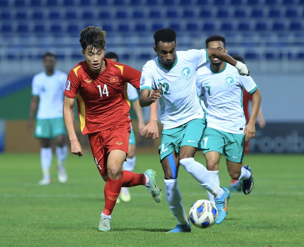 Cầu thủ U23 Việt Nam mất tập trung, tiếc nuối sau bàn thua chóng vánh - Ảnh 1.