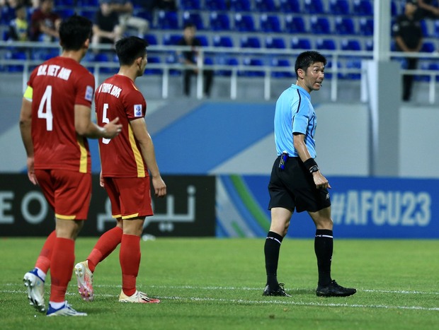 Cầu thủ U23 Việt Nam mất tập trung, tiếc nuối sau bàn thua chóng vánh - Ảnh 3.