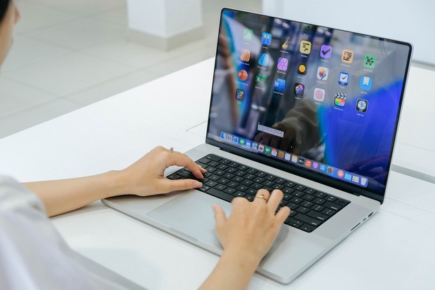 Cận cảnh mẫu MacBook Pro với giá bán gần 60 triệu đồng - Ảnh 1.