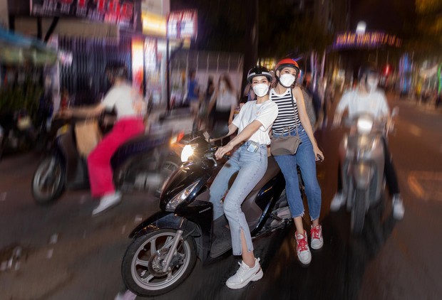 Hình ảnh Á hậu Phương Anh lái xe máy chở Hoa hậu Quốc tế 2019 đi ăn ốc khiến fan thích thú - Ảnh 3.