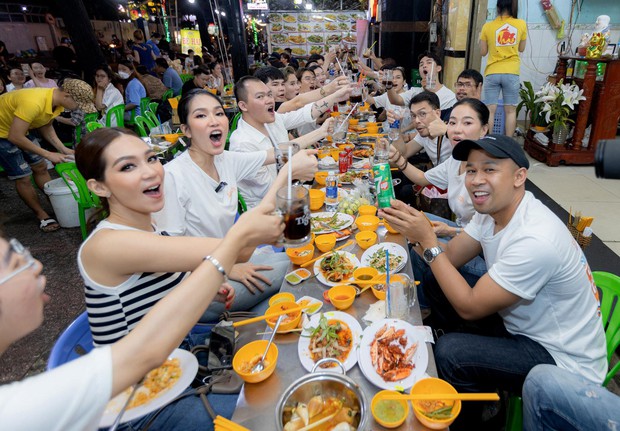 Hình ảnh Á hậu Phương Anh lái xe máy chở Hoa hậu Quốc tế 2019 đi ăn ốc khiến fan thích thú - Ảnh 4.