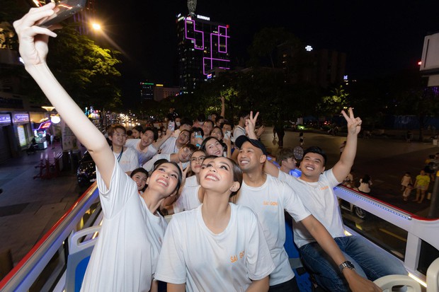 Hình ảnh Á hậu Phương Anh lái xe máy chở Hoa hậu Quốc tế 2019 đi ăn ốc khiến fan thích thú - Ảnh 14.