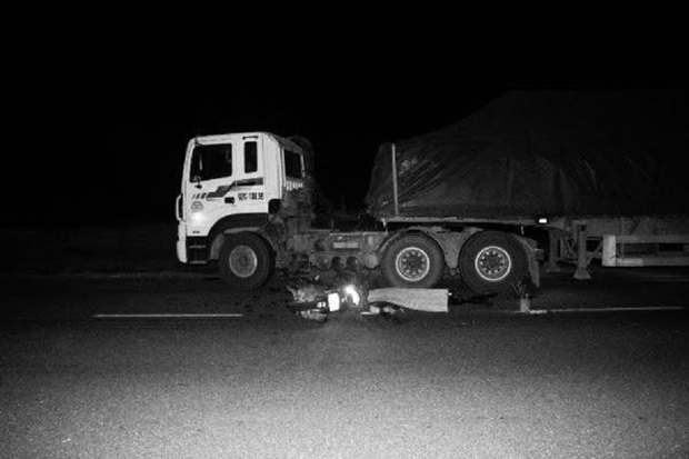 Xe máy bị cuốn vào gầm container, nam thanh niên tử vong - Ảnh 1.