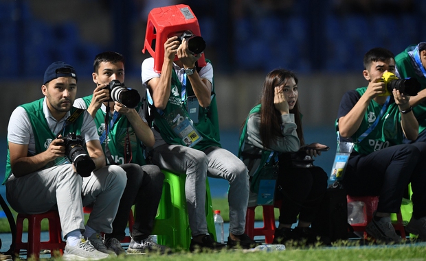 Chính thức: U23 Uzbekistan phải thi đấu trên sân không khán giả, nộp phạt hơn 1 tỷ đồng vụ CĐV ném đá vào sân - Ảnh 3.