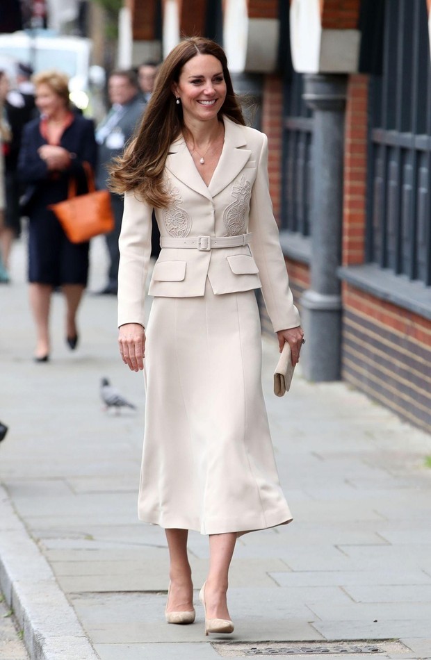 Những trang phục đẹp thanh lịch và nữ tính của Công nương Kate - Biểu tượng thời trang Hoàng gia - Ảnh 8.