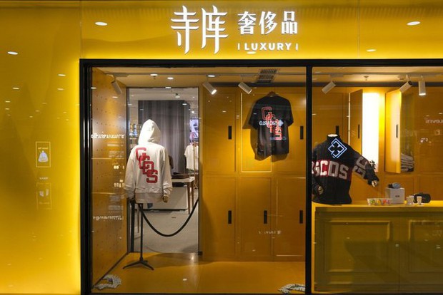 Từ cửa hàng bán túi secondhand tới chuỗi hàng xa xỉ lớn nhất Trung Quốc: Những sai lầm liên tiếp khiến tượng đài sụp đổ - Ảnh 1.