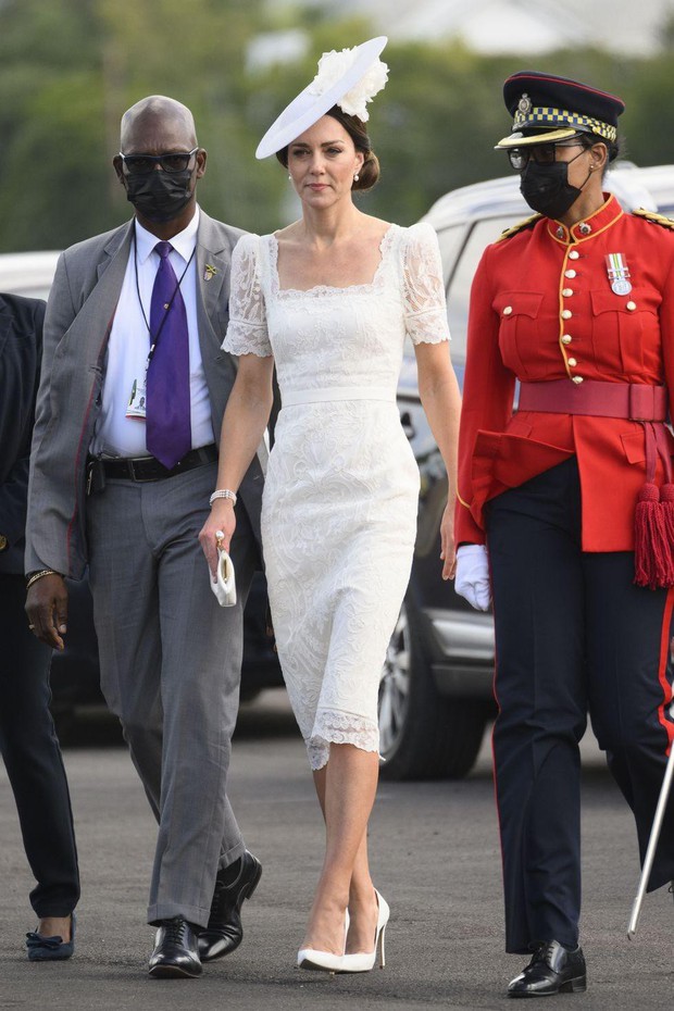 Những trang phục đẹp thanh lịch và nữ tính của Công nương Kate - Biểu tượng thời trang Hoàng gia - Ảnh 13.