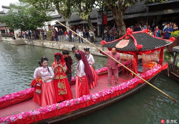 Cổ trấn 800 năm tuổi đẹp nhất nhì vùng sông nước Giang Nam với phong tục đám cưới nước lộng lẫy, dệt hoa mộng cho muôn vàn cô dâu - Ảnh 20.