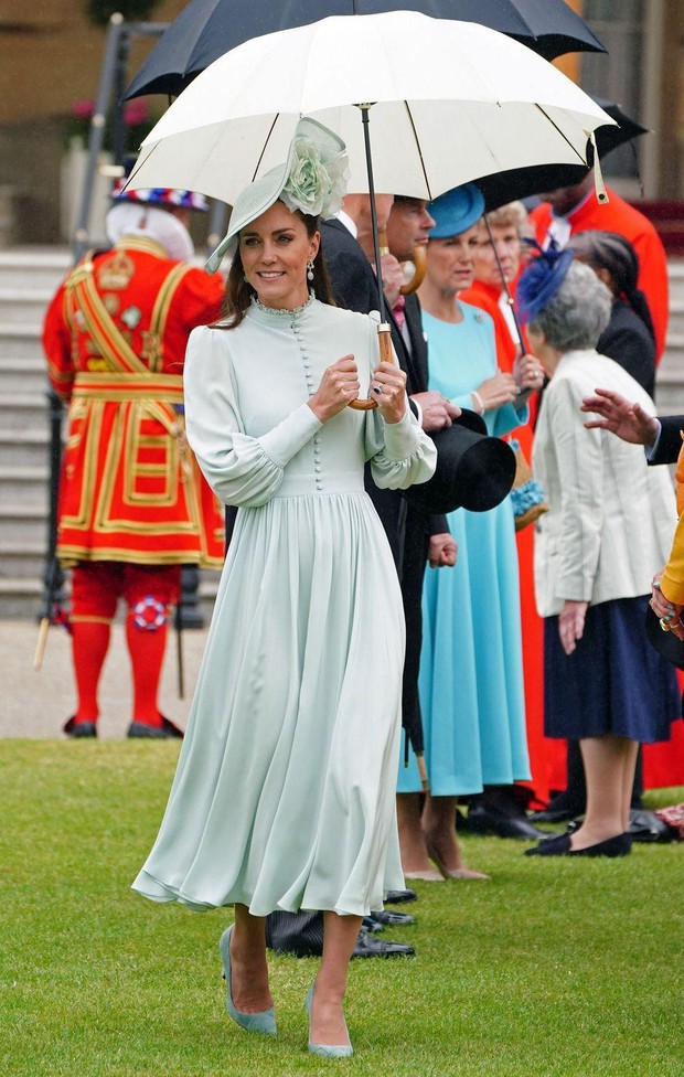 Những trang phục đẹp thanh lịch và nữ tính của Công nương Kate - Biểu tượng thời trang Hoàng gia - Ảnh 5.