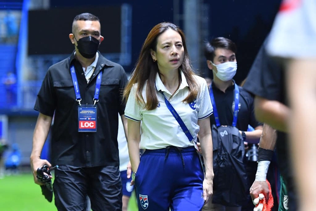 Nhân viên có hành động xấu hổ với cầu thủ U23 Thái Lan, Madam Pang lên tiếng xin lỗi - Ảnh 1.