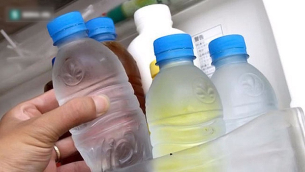 Nhiều gia đình uống nước để trong tủ lạnh kiểu này mà không biết cực kỳ độc hại - Ảnh 1.