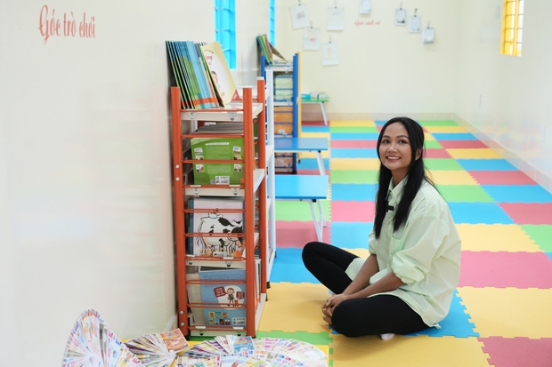 HHen Niê giản dị đi trao thư viện sách tại Lai Châu - Ảnh 7.