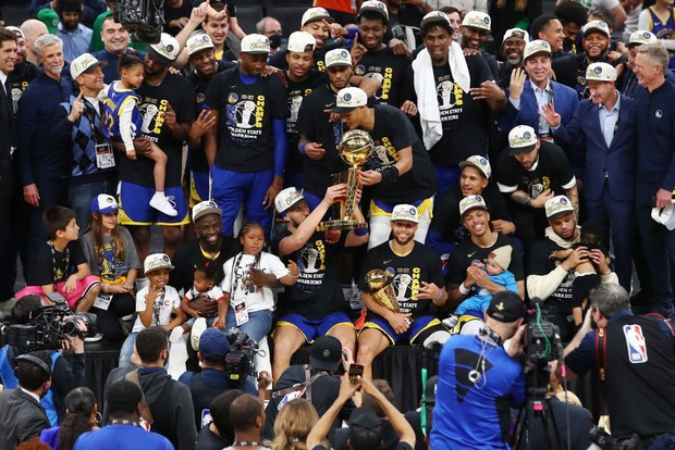 Golden State Warriors ăn mừng chức vô địch NBA trên sân khách, Stephen Curry lần đầu trở thành Finals MVP - Ảnh 1.