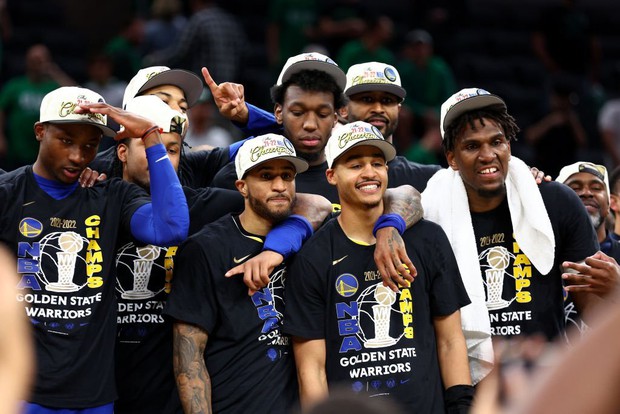 Golden State Warriors celebrate NBA championship away, Stephen Curry becomes Finals MVP for the first time - Photo 8.