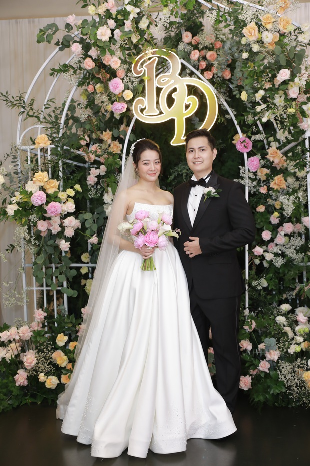Đám cưới Karen Nguyễn và chồng gốc Hoa: Cô dâu xinh xắn, rơi nước mắt thông báo đã có em bé  - Ảnh 1.