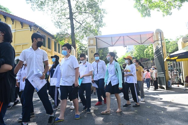 Chùm ảnh: Hơn 106.000 thí sinh làm thủ tục dự thi vào lớp 10 tại Hà Nội - Ảnh 1.