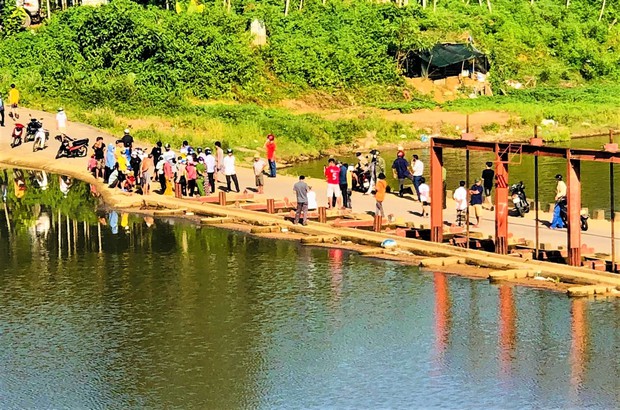 Phát hiện thi thể đang phân hủy nổi trên sông Tiên - Ảnh 1.