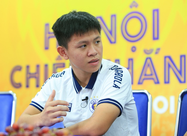 Vũ Tiến Long: Hai lần hút chết, suýt bị HLV đuổi vì trốn đi gặp vợ đến siêu phẩm cùng U23 Việt Nam - Ảnh 2.