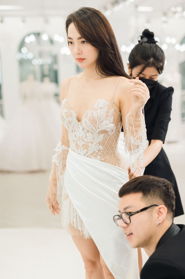 Váy cưới lộng lẫy của Minh Hằng: Có gì đặc biệt mà cô dâu giấu đến tận phút chót - Ảnh 2.