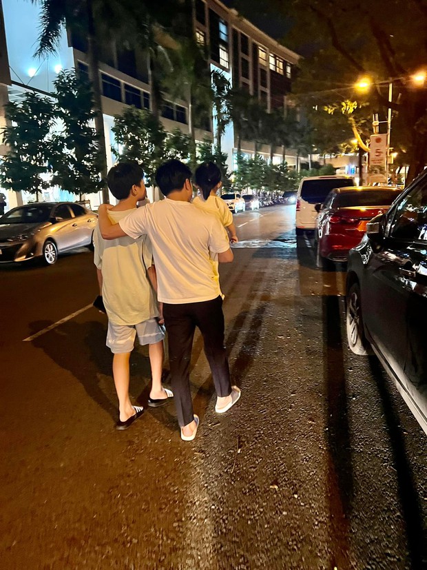Những ông bố bỉm sữa Vbiz bên ngoài có sự nghiệp, về nhà chăm con giỏi không kém vợ - Ảnh 4. Những ông bố bỉm sữa Vbiz bên ngoài có sự nghiệp, về nhà chăm con giỏi không kém vợ - Ảnh 4.