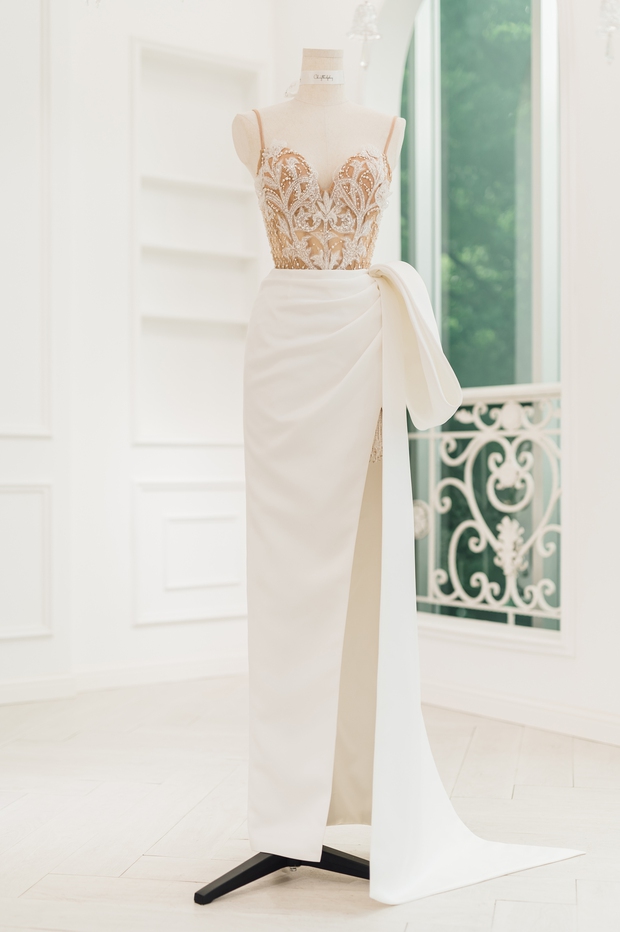 Váy cưới lộng lẫy của Minh Hằng: Có gì đặc biệt mà cô dâu giấu đến tận phút chót - Ảnh 4. Váy cưới lộng lẫy của Minh Hằng: Có gì đặc biệt mà cô dâu giấu đến tận phút chót - Ảnh 4.