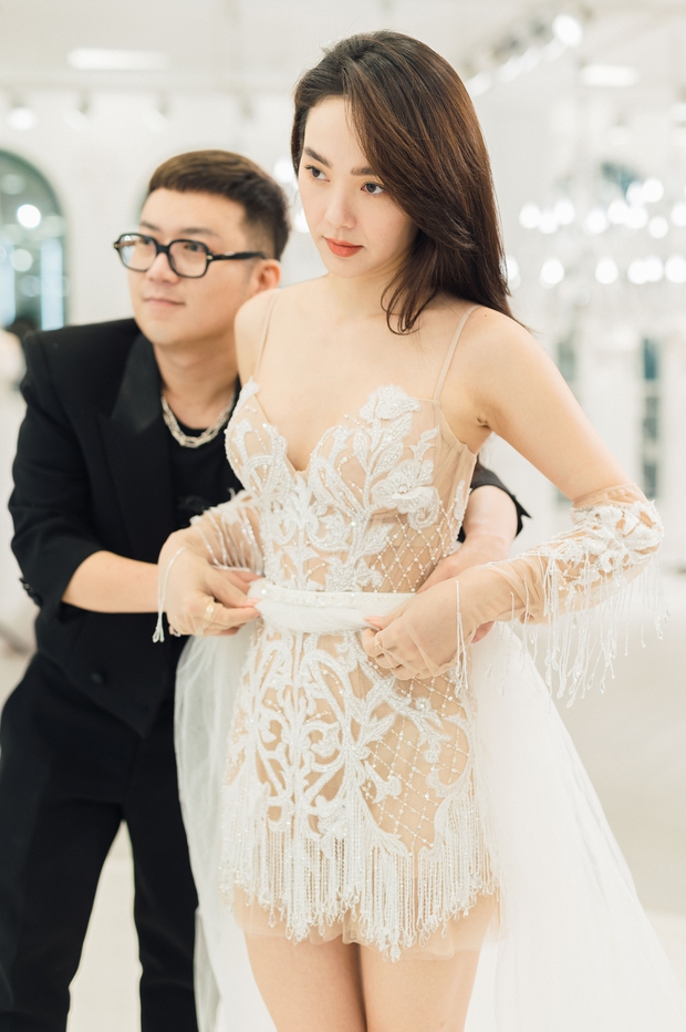 Váy cưới lộng lẫy của Minh Hằng: Có gì đặc biệt mà cô dâu giấu đến tận phút chót - Ảnh 6. Váy cưới lộng lẫy của Minh Hằng: Có gì đặc biệt mà cô dâu giấu đến tận phút chót - Ảnh 6.