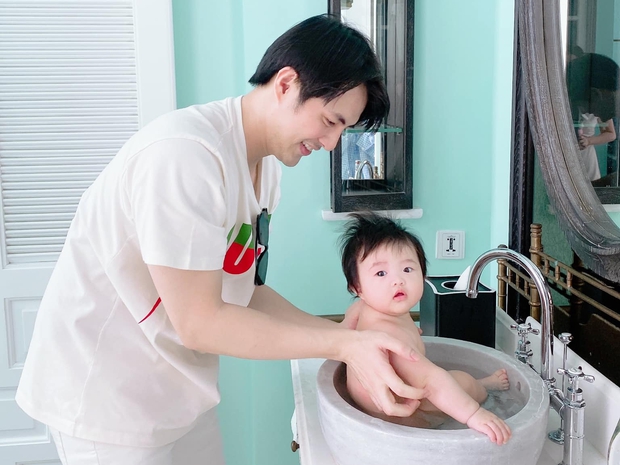 Những ông bố bỉm sữa Vbiz bên ngoài có sự nghiệp, về nhà chăm con giỏi không kém vợ - Ảnh 8. Những ông bố bỉm sữa Vbiz bên ngoài có sự nghiệp, về nhà chăm con giỏi không kém vợ - Ảnh 8.
