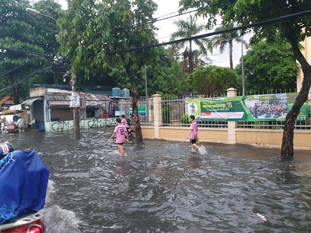 Mưa trắng trời, người dân TP.HCM vất vả vì vừa ngập nước vừa kẹt xe - Ảnh 14. Mưa trắng trời, người dân TP.HCM vất vả vì vừa ngập nước vừa kẹt xe - Ảnh 14.