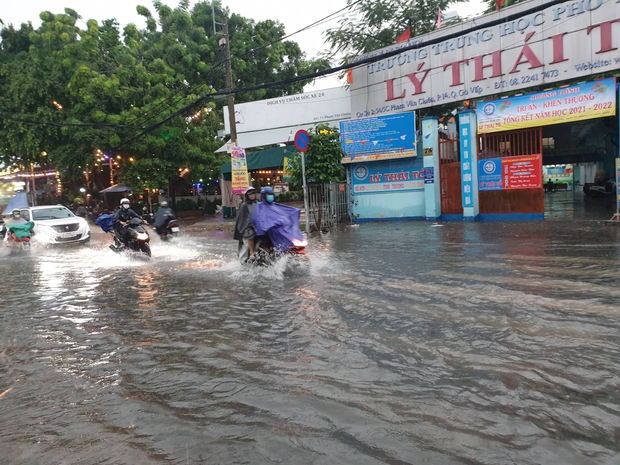 Mưa trắng trời, người dân TP.HCM vất vả vì vừa ngập nước vừa kẹt xe - Ảnh 19. Mưa trắng trời, người dân TP.HCM vất vả vì vừa ngập nước vừa kẹt xe - Ảnh 19.