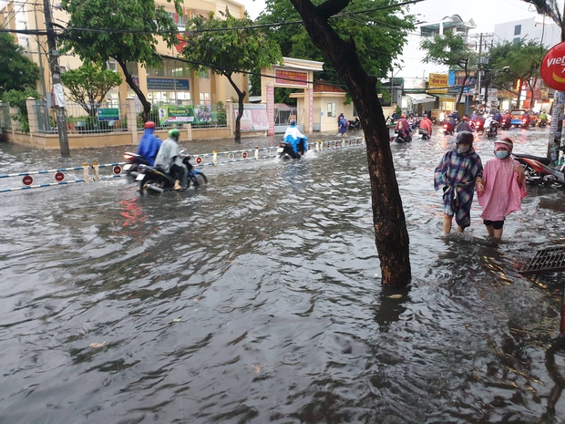 Mưa trắng trời, người dân TP.HCM vất vả vì vừa ngập nước vừa kẹt xe - Ảnh 16. Mưa trắng trời, người dân TP.HCM vất vả vì vừa ngập nước vừa kẹt xe - Ảnh 16.