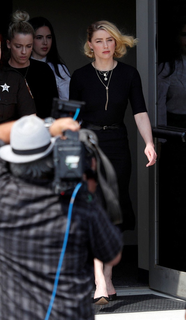 Toàn cảnh phiên tòa phán quyết vụ kiện bom tấn: Đội Johnny Depp rời tòa trong tiếng vỗ tay, Amber Heard mếu máo vì thua kiện - Ảnh 8.