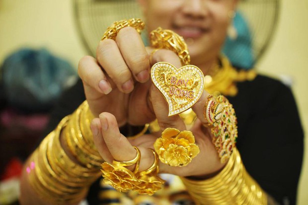 Chủ quán chân gà đeo gần 100 lượng vàng trên người: Ngủ vẫn đeo, đi xa có người bảo vệ - Ảnh 2. Chủ quán chân gà đeo gần 100 lượng vàng trên người: Ngủ vẫn đeo, đi xa có người bảo vệ - Ảnh 2.