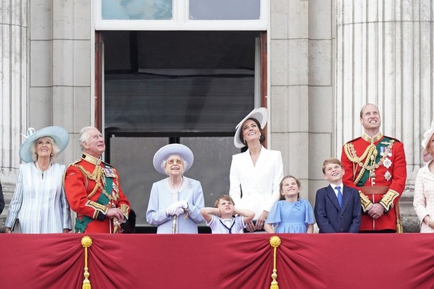 Thời khắc khó quên: Nữ hoàng Anh rạng rỡ xuất hiện trên ban công Cung điện, có cử chỉ đầy xúc động với con nhà Công nương Kate - Ảnh 1.
