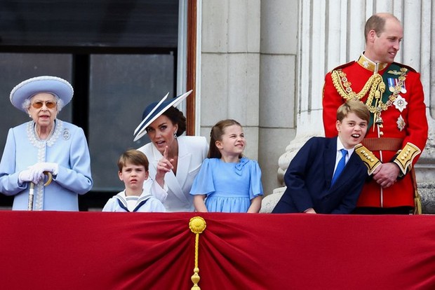 Thời khắc khó quên: Nữ hoàng Anh rạng rỡ xuất hiện trên ban công Cung điện, có cử chỉ đầy xúc động với con nhà Công nương Kate - Ảnh 3.